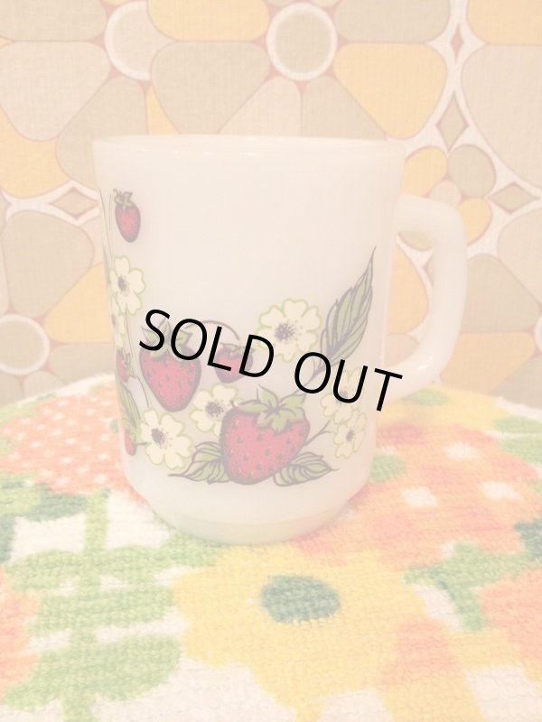 画像1: Fire King Strawberry Mug