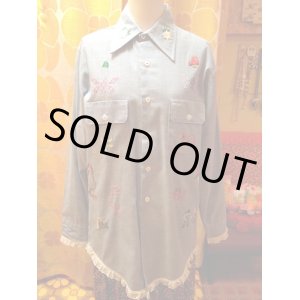 画像: カラフル刺繍シャンブレーshirt