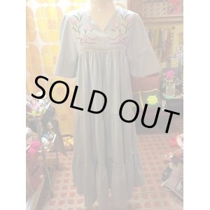 画像: シャンブレーFLOWER刺繍ワンピース (SALE)