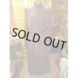 画像: ラベンダーカラーFLOWER刺繍プリーツワンピース（SALE）