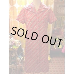 画像: ゴールド・レッドのスクエアボタンが可愛いレトロライン ワンピース (SALE)