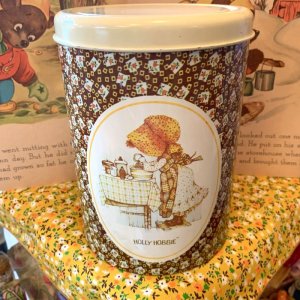 画像: HOLLY HOBBIE Round Tin缶