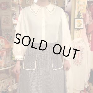 画像: Cross embroidery heart button blouse