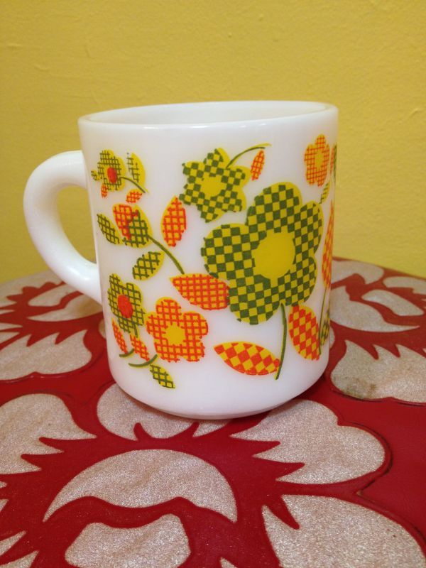 画像: チェックFLOWER ミルクガラスmug