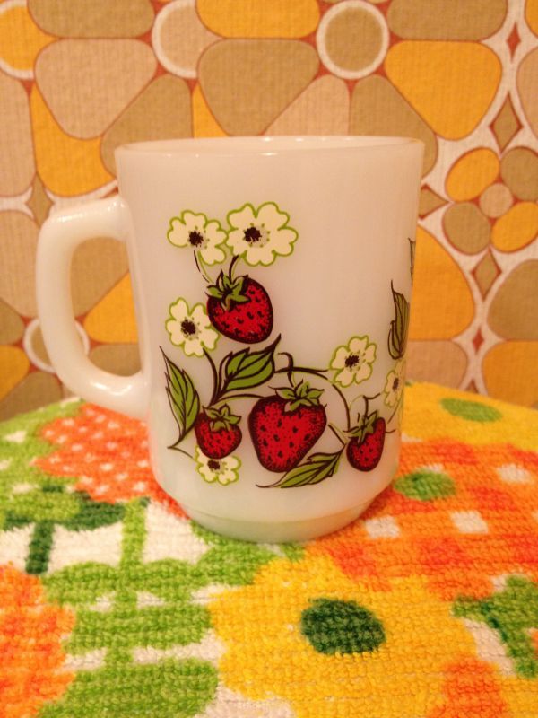 画像: Fire King Strawberry Mug