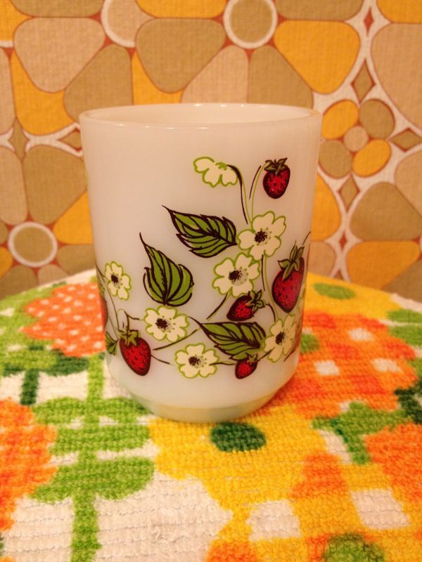 画像: Fire King Strawberry Mug