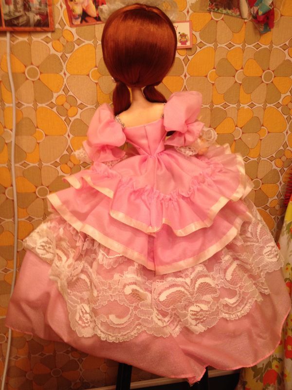 画像: 大きめパールが可愛いピンクドレス人形