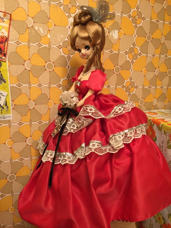 画像: リボン印　赤いサテンドレスのポーズ人形