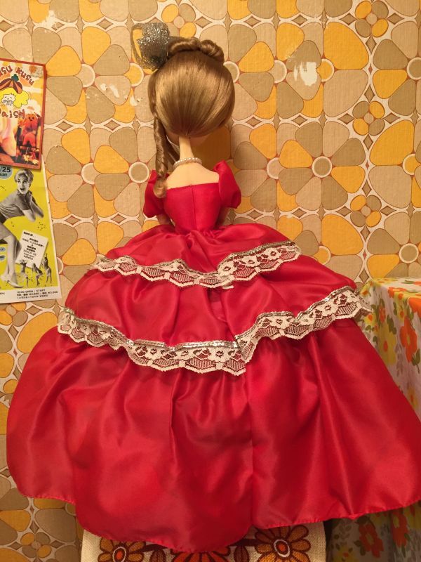 画像: リボン印　赤いサテンドレスのポーズ人形