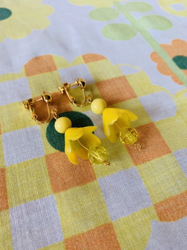 画像: Light Yellow Upside down flower&Glass beads earring