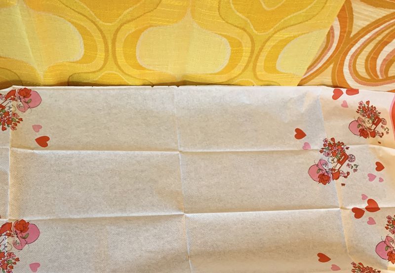 画像3: Heart&Dog‣Girl Picking Flowers Vintage PaperTablCloth