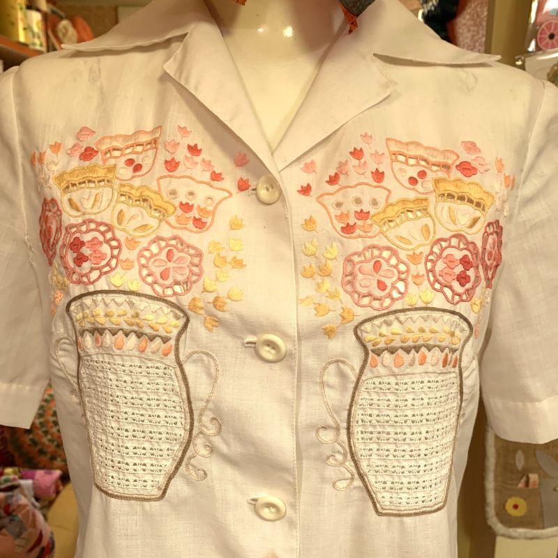 画像: Flower embroidered blouse