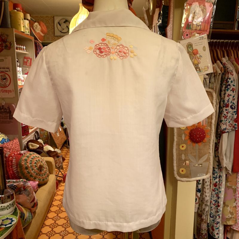 画像: Flower embroidered blouse