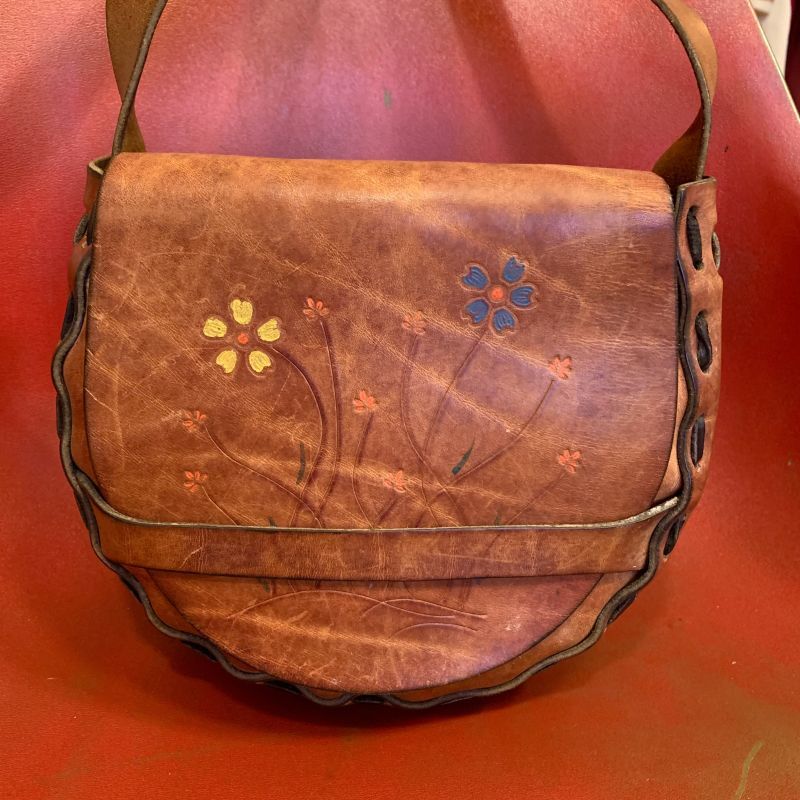 画像: Leather flower embossed shoulder bag