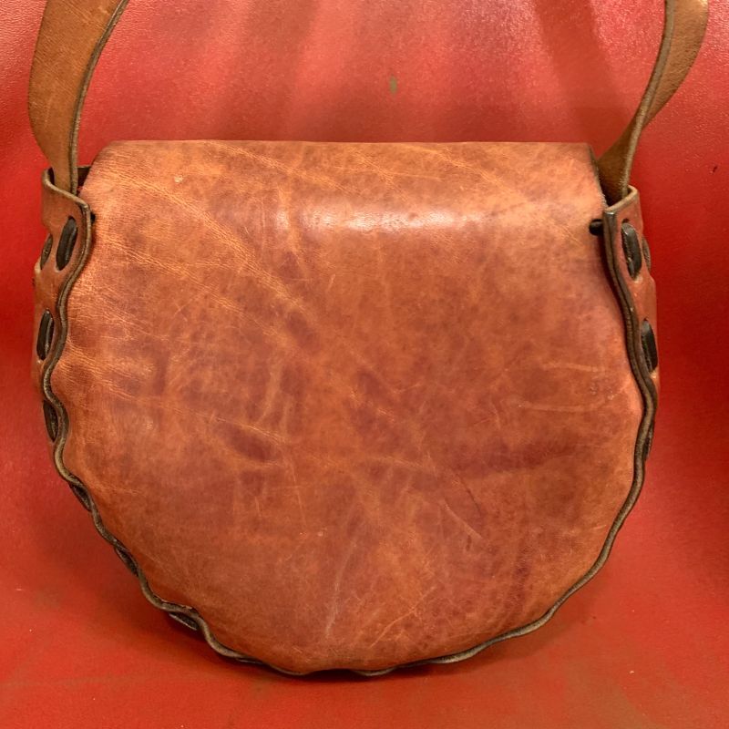 画像: Leather flower embossed shoulder bag