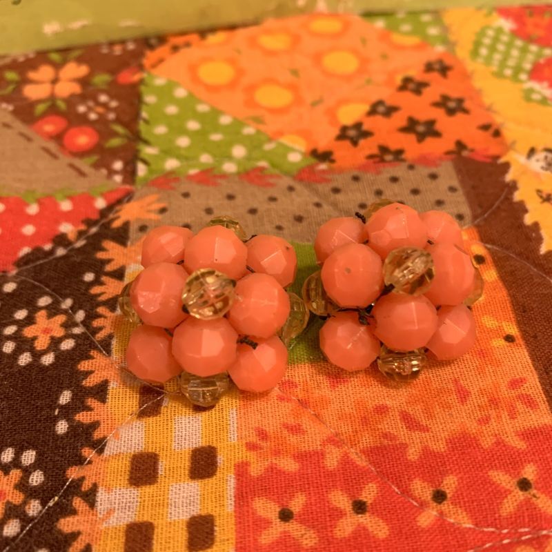 画像: Vintage salmon pink x clear yellow beaded earrings