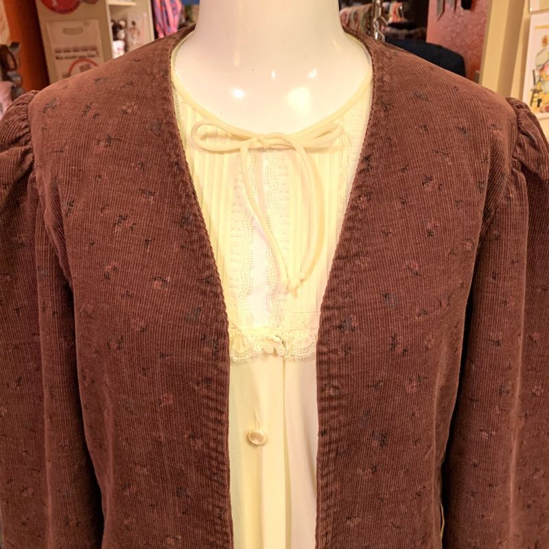 画像:  Flower pattern corduroy jacket