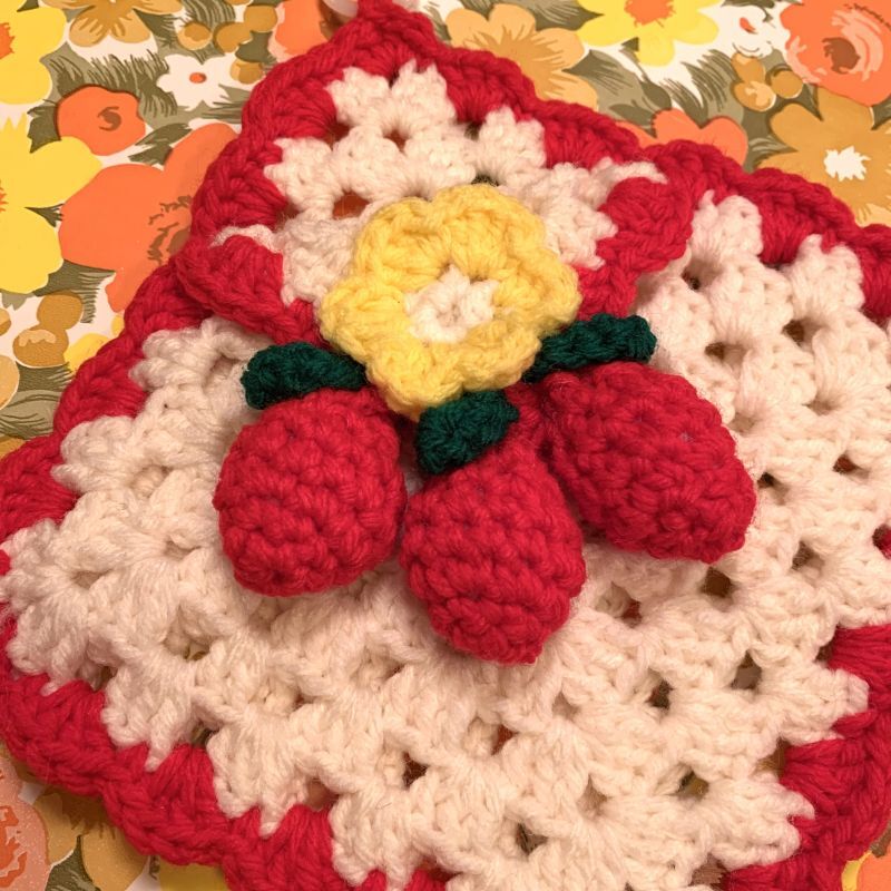 画像: Strawberry flower knit potholder