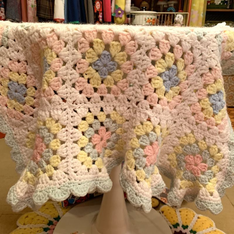 画像: Vintage pastel colour Granny square blanket