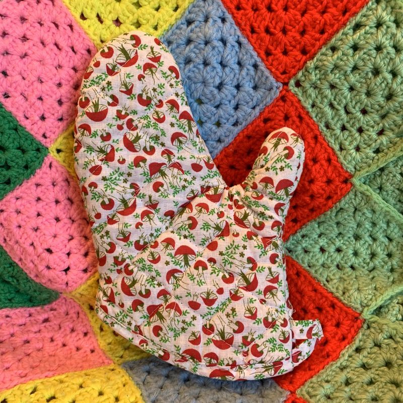 画像: Mushroom pattern vintage quilting mittens