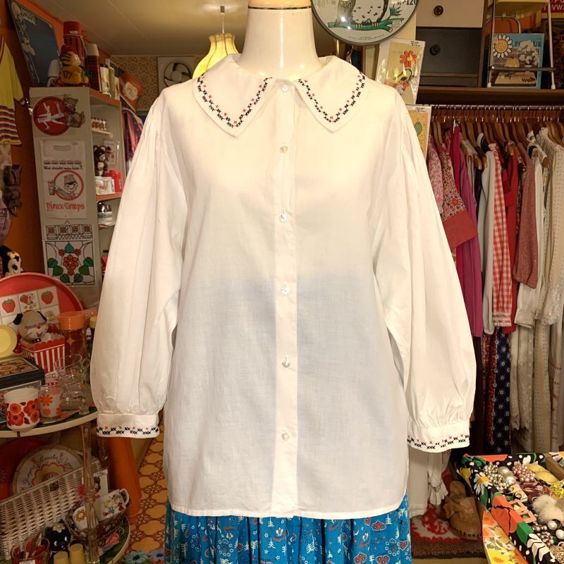 画像: Cross embroidery heart button blouse