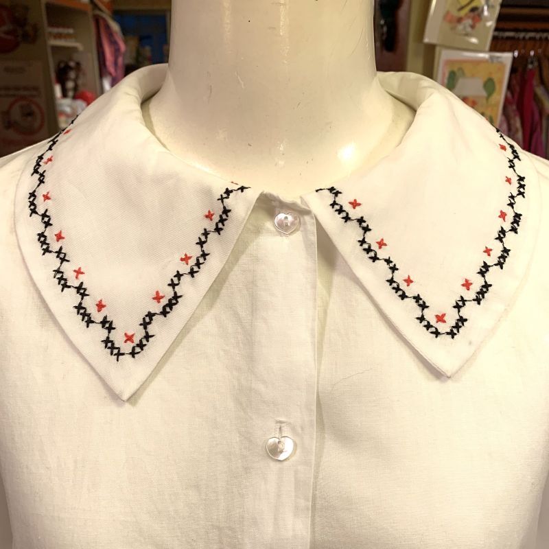 画像: Cross embroidery heart button blouse