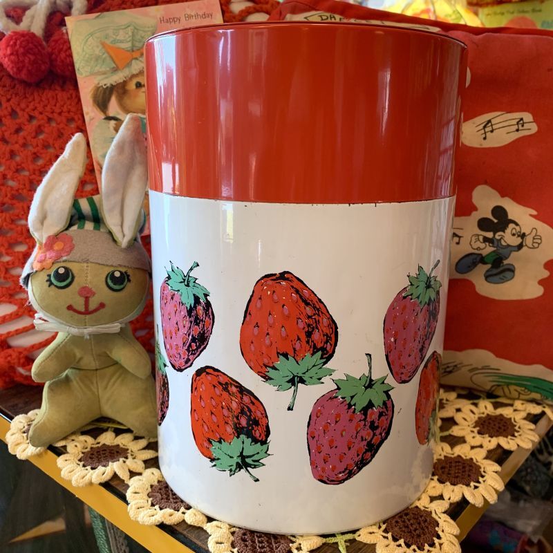 画像1: Vintage strawberry tin canister 