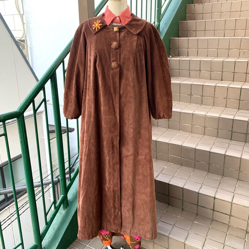 画像: Vintage corduroy coat with flower brooch