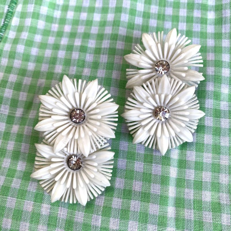 画像: Vintage soft plastic white flower earring