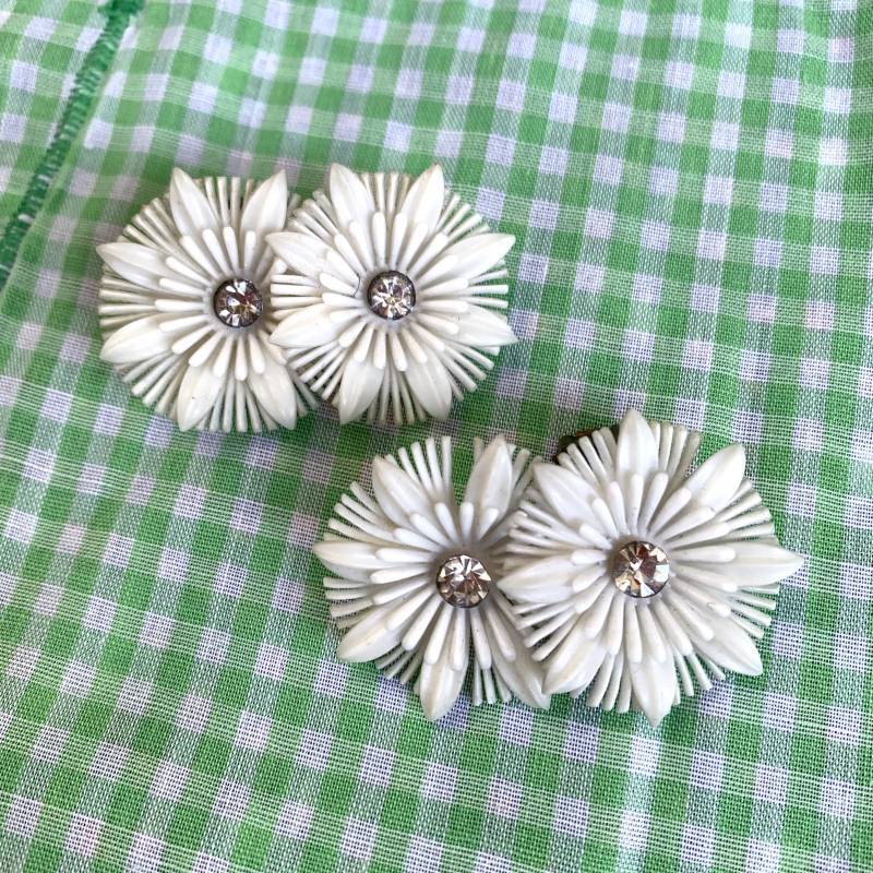 画像: Vintage soft plastic white flower earring