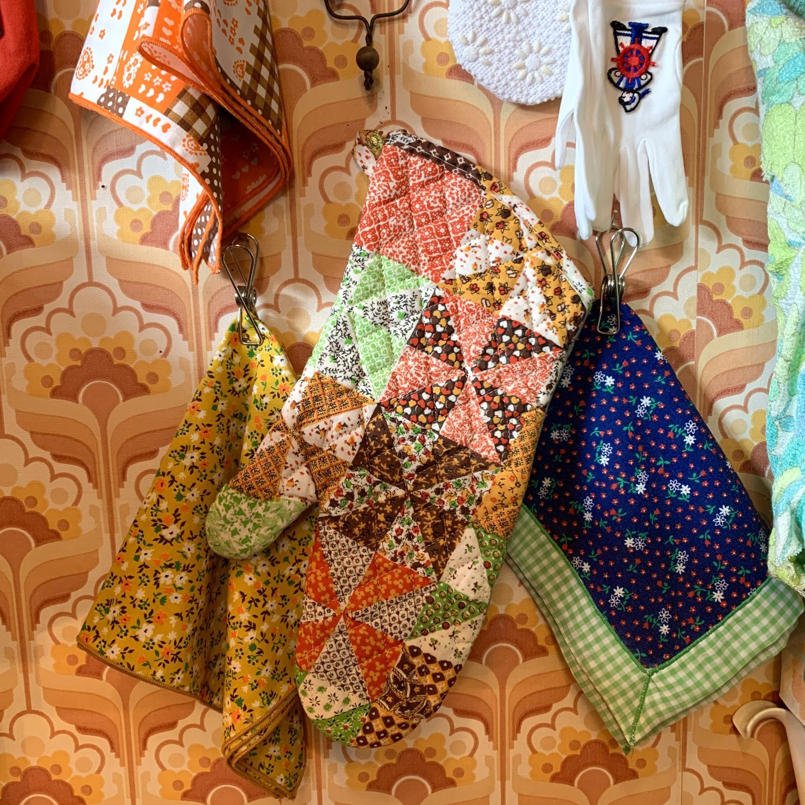 画像1: Vintage patchwork printed quilting mittens