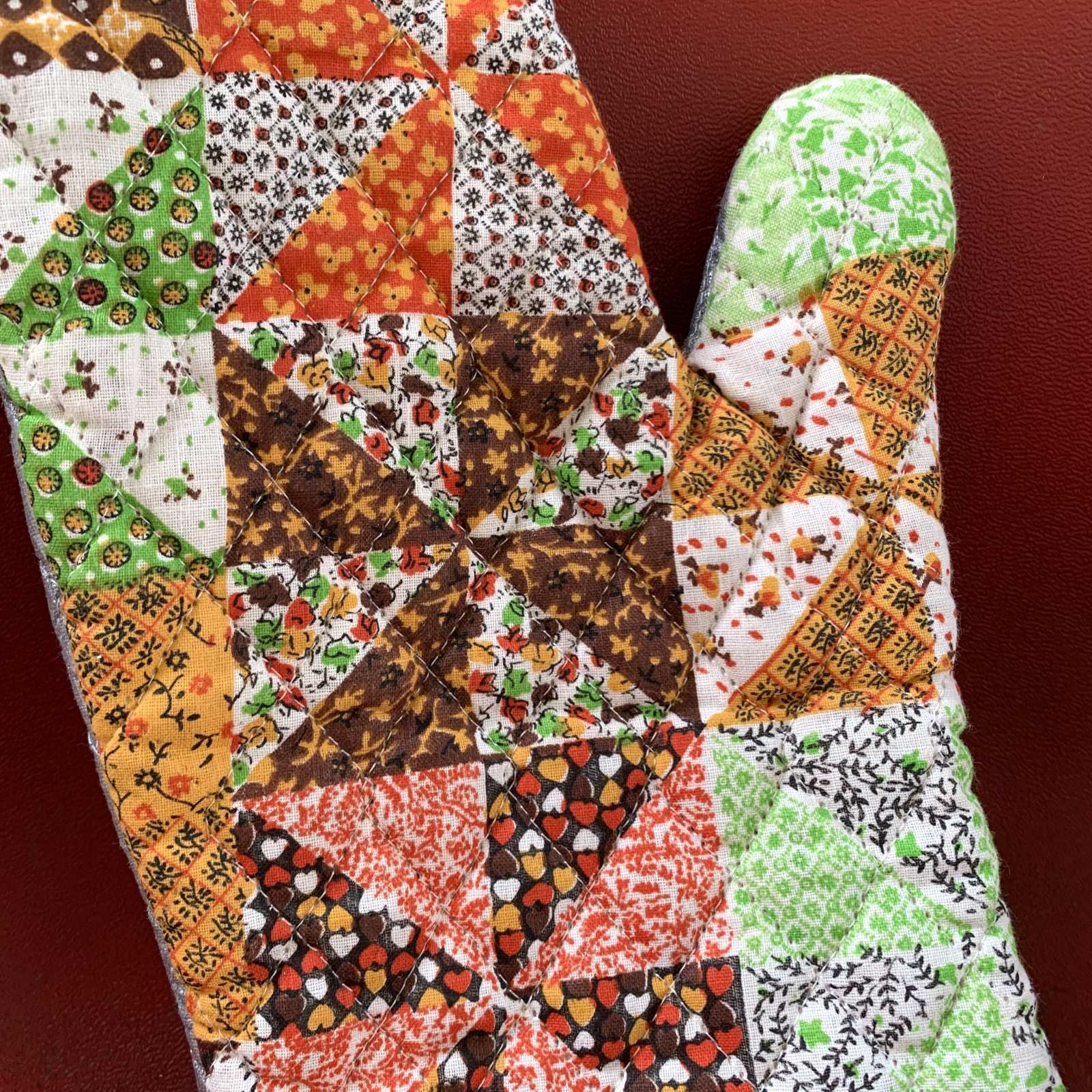 画像: Vintage patchwork printed quilting mittens