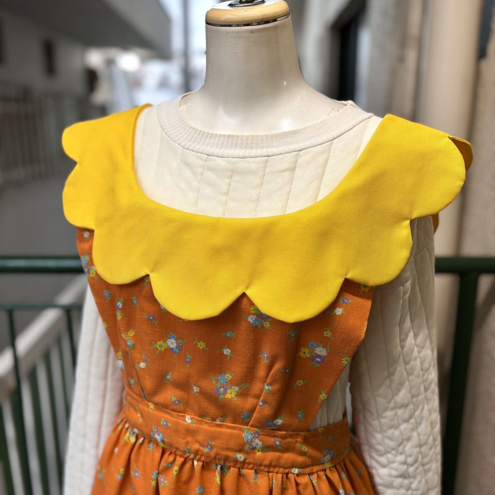 画像: Vintage scalloped collar flower printed apron dress