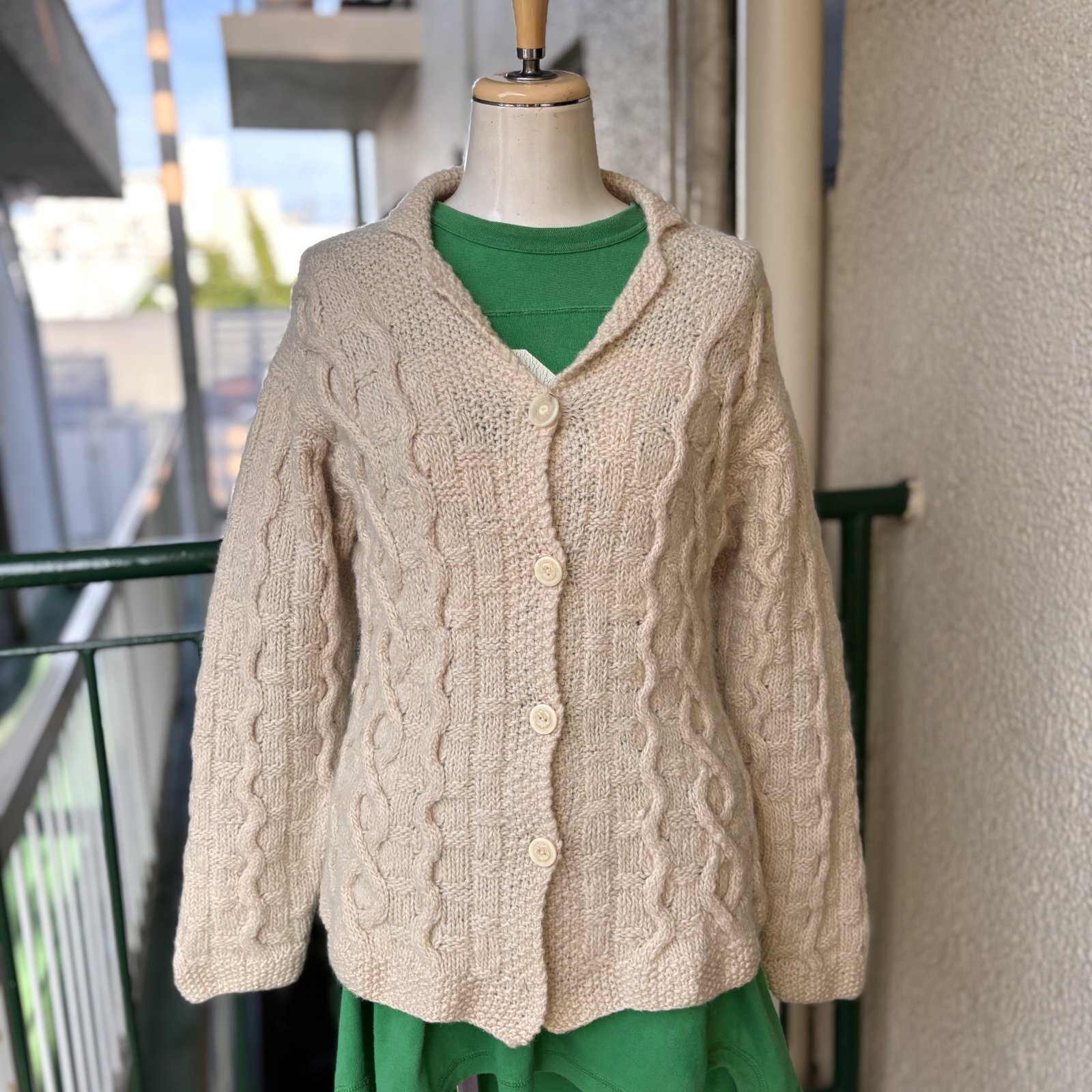 画像: Vintage ivory cable tying hand knit cardigan