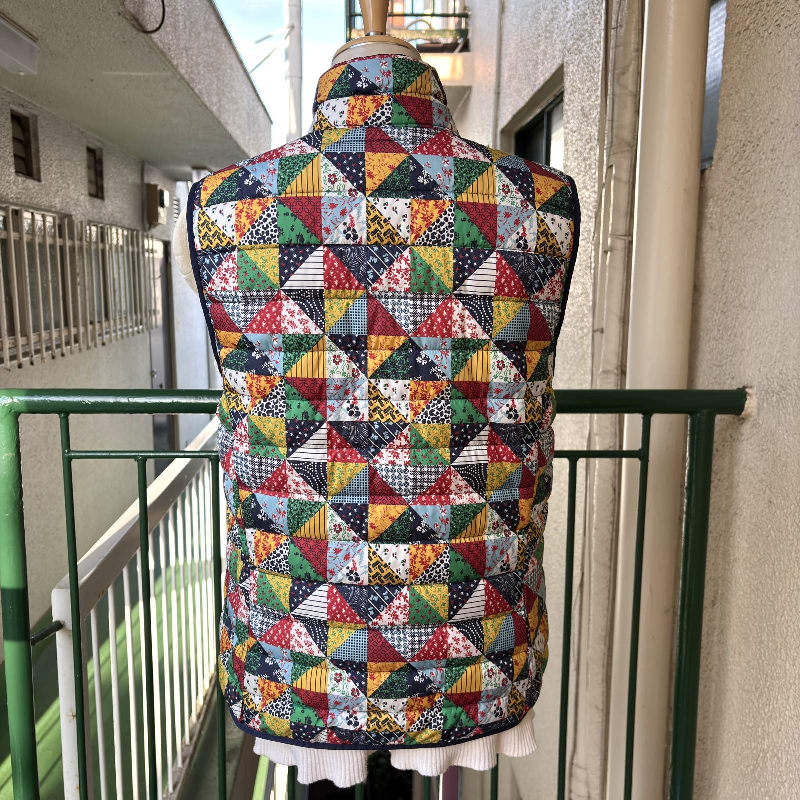 画像: Vintage patchwork printed reversible down vest