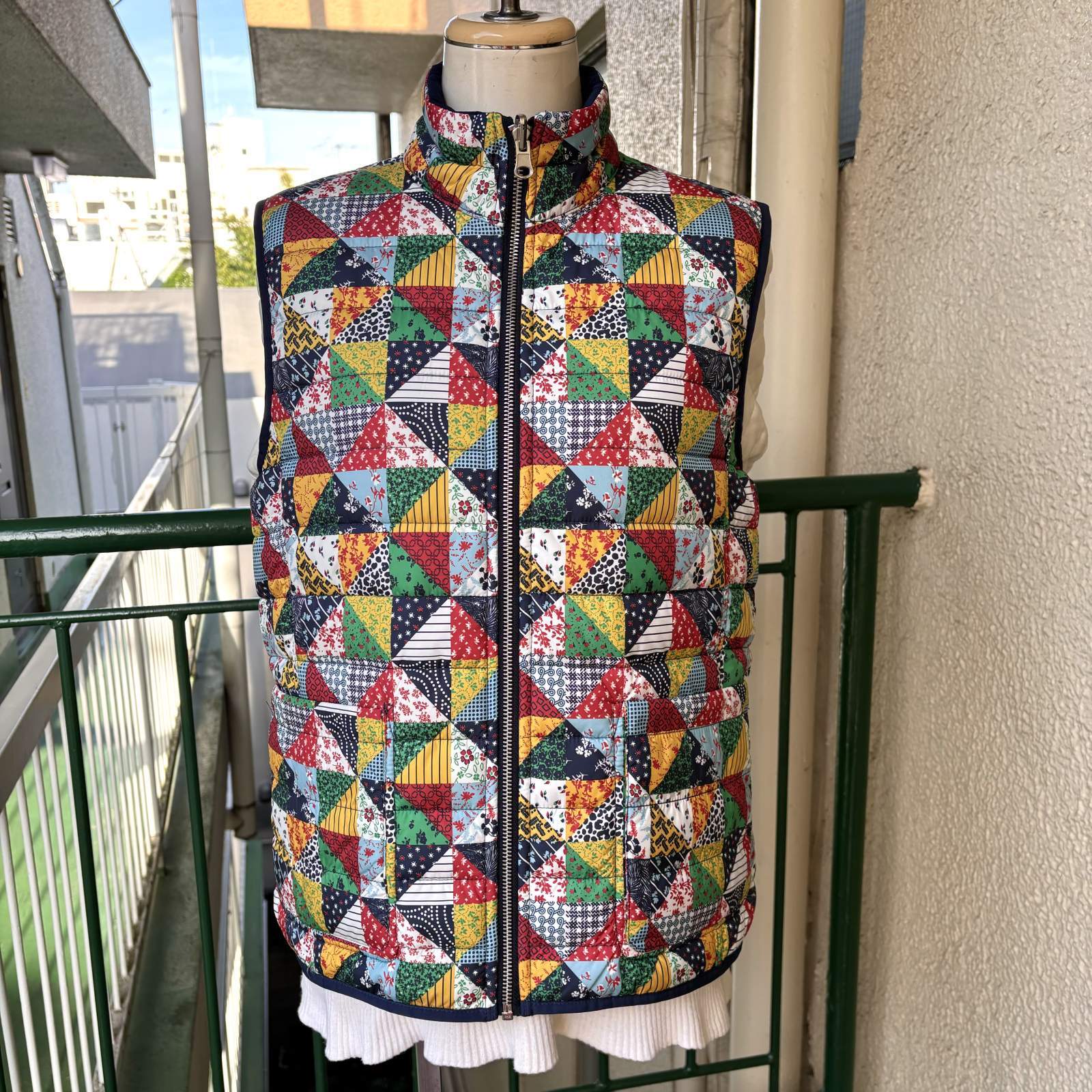 画像1: Vintage patchwork printed reversible down vest