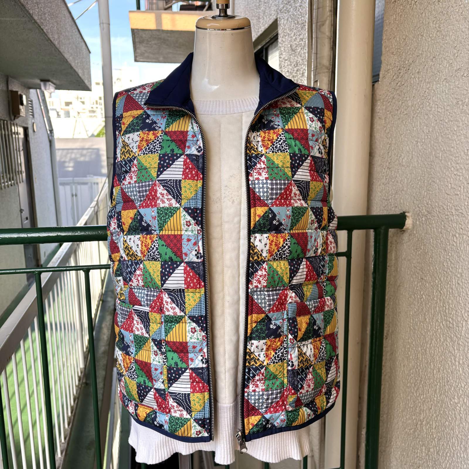 画像: Vintage patchwork printed reversible down vest