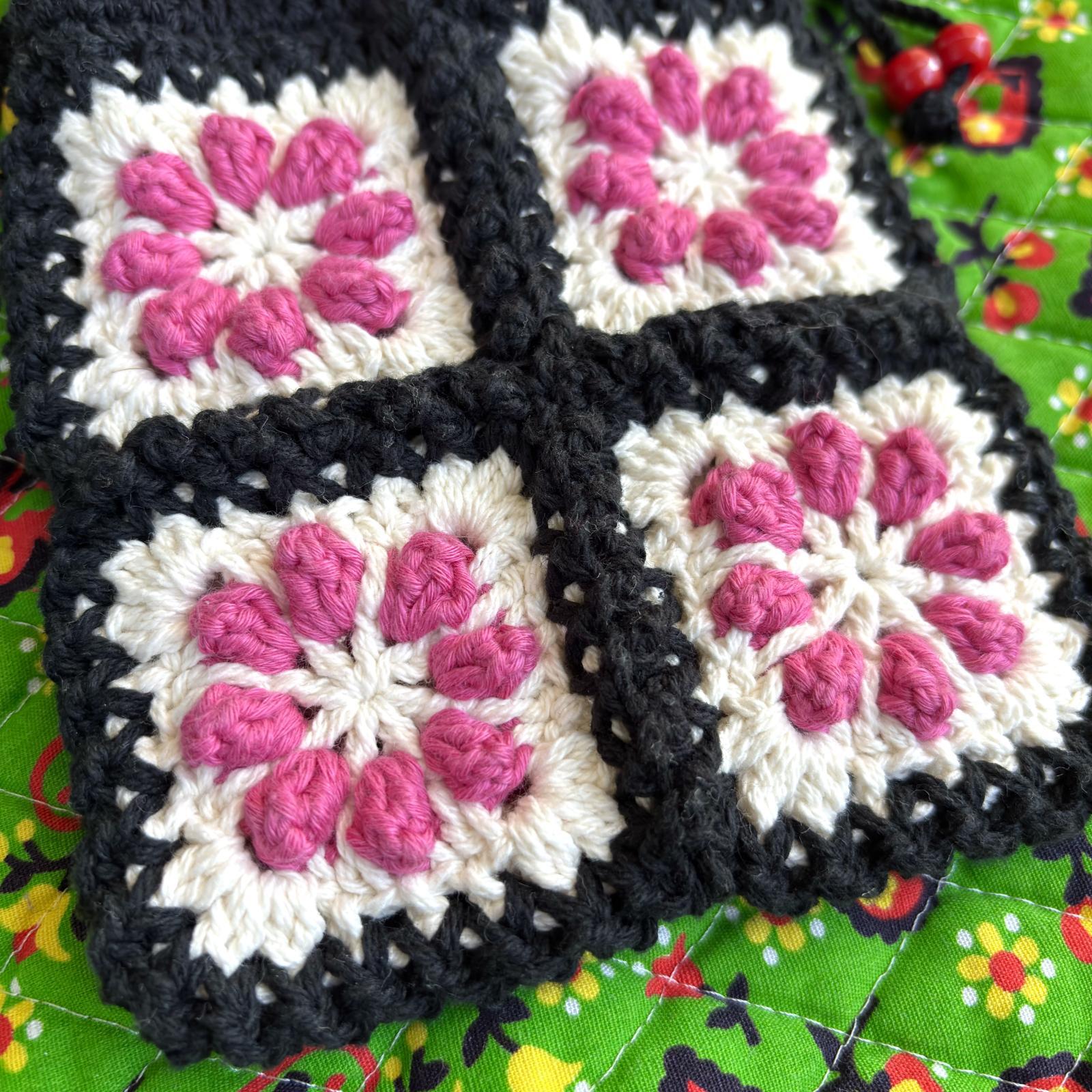 画像: Vintage granny square mini pouch