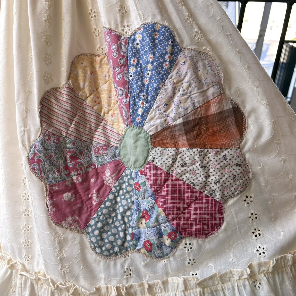 画像: Vintage made in canada flower quilt patchwork flower cutwork embroidery apron